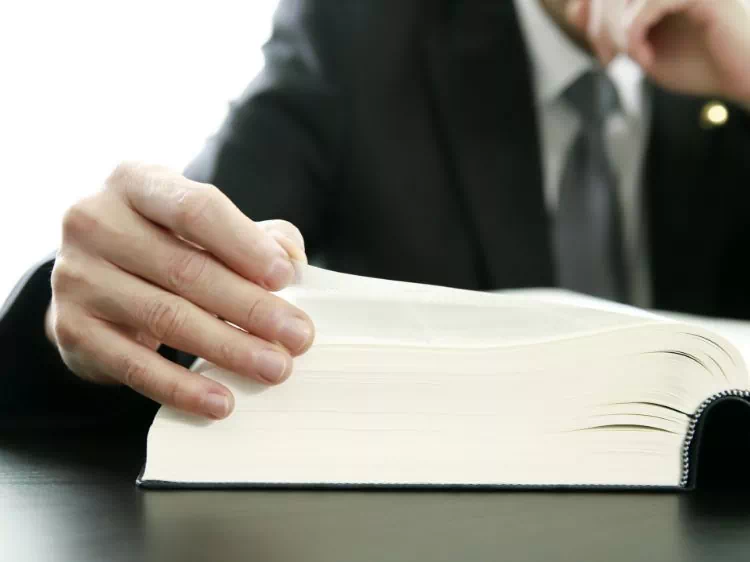 mężczyzna w&nbsp;garniturze