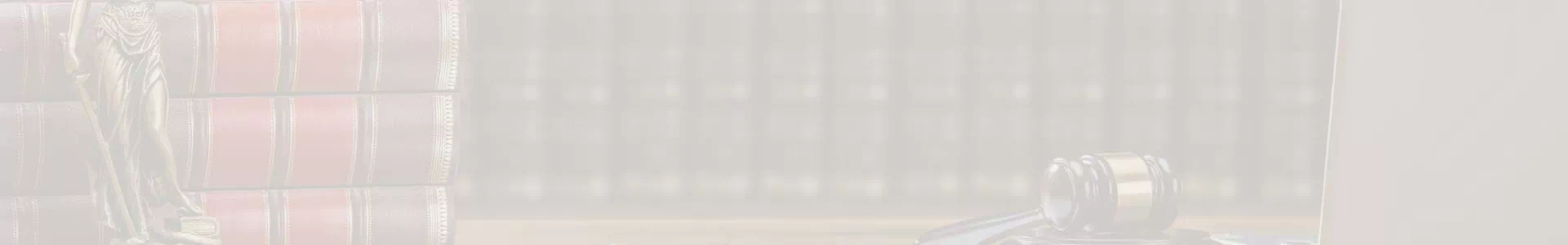 księgi i młot sędziowski